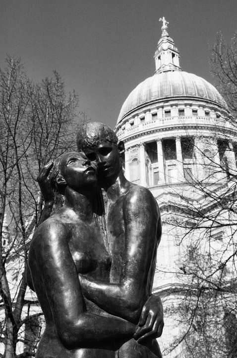 Statue of Two Young Lovers - St Pauls Cathedral in black and white